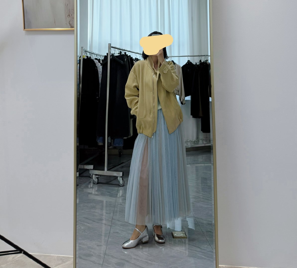 如果你不想配套，那么迪奥的收腰西服配半裙的经典百年搭配，可以借鉴。 我穿1码。AVOU就是，喜欢不用多言。不喜多说无益。我能做的就是品控和性价比已经足够诚意。