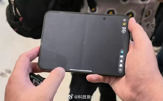 #iPhoneDuo 折痕# 折叠屏是一定会有折痕的，只不过我没想到的是苹果居然用了雾面屏（纳米纹理）来削弱折痕可视度，类似于原厂贴了类纸膜，会牺牲一些清晰度和可视角度，这个很不苹果啊。。 ​