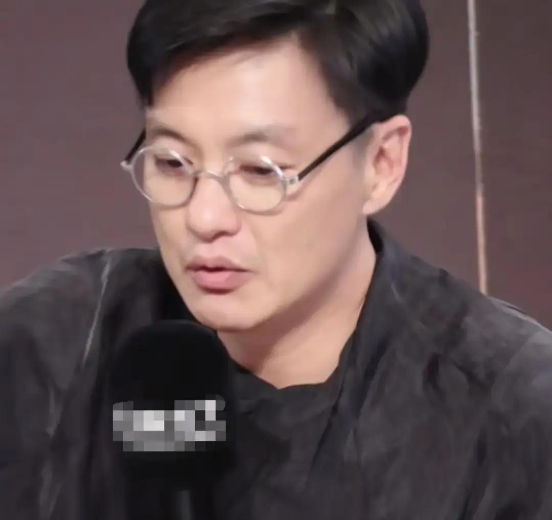 张颂文死活都不愿意跟着周一围去跑剧组试戏了

其实哪有什么闹别扭，纯粹是张颂文嫌太累。早年两人结伴北漂，周一围为了省钱常提议步行，甚至有一次徒步13公里去试戏，他一下走8公里都不打车也不坐公交。张颂文身体吃不消这种高强度消耗，后来便不再同行。这背后其实是两种生存策略的分歧：周一围把省下的车费当投资，