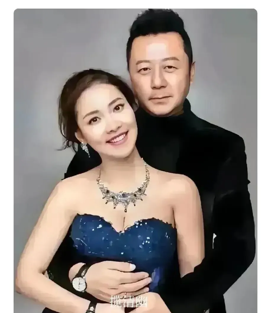 演员郭涛和妻子李燃，夫妻恩爱，郭涛长的英俊潇洒，出演的电视剧的人物，活灵活现，演艺精彩，深受观众的喜欢；妻子原是主持人，长相甜美，结婚后做了全职太太，生了一双儿子，家庭幸福美满，儿子也很优秀，也是演员！不知友友们是否喜欢他们夫妻？郭涛家庭 郭涛儿子石头 郭涛带娃
这一家子在镜头外的温馨