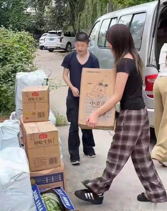 贾乃亮跟前妻同框现身，脸色尴尬眼神闪躲，这也算是世纪和解？ ​