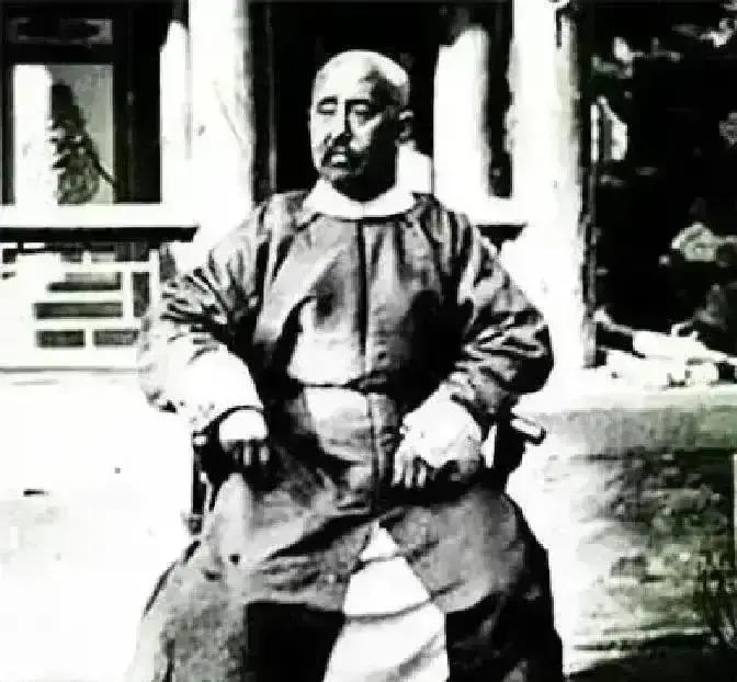 捻军后来的统帅叫张宗禹，最后兵败，只剩下十几个人，逃到一间破庙，第二天他的手下醒来，发现他不见了，后来李鸿章带人搜索方圆几十里，硬是活不见人，死不见尸。
十八个人围在破庙里，没人敢睡。张宗禹让他们轮流守门，自己坐在角落，盯着门外渐渐停了的雨。
一个年轻亲兵递过半个干饼，被他推回去。“你们吃。”他说完