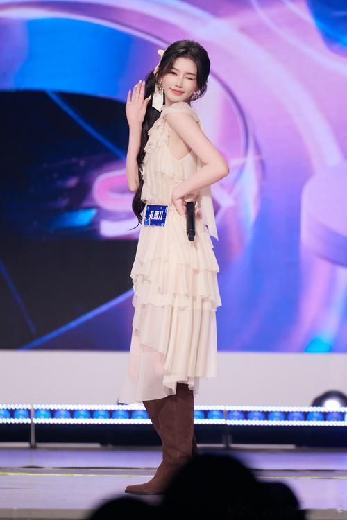 #孔雪儿[超话]#  
她的舞蹈有一种独特的美感，既有力度又有柔度，真正的刚柔并济！#孔雪儿##舞蹈美感##舞蹈# ​