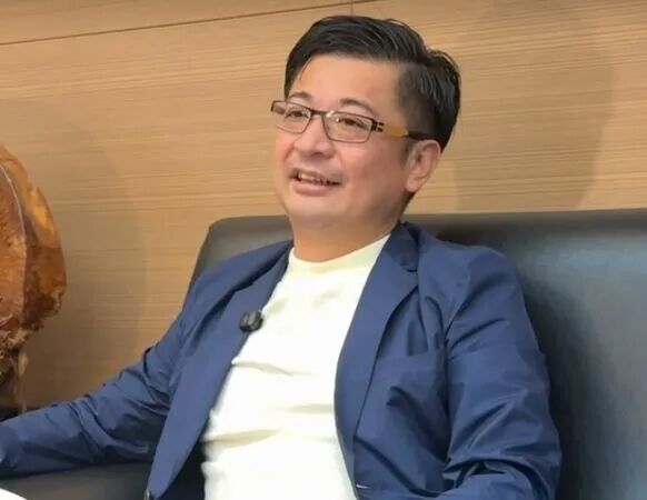 【议会请客涉贿选，彰化议长谢典霖及父母3人遭当庭逮捕声押】彰化县议会议长谢典霖今年6月间在县议会内席开十多桌宴客，遭质疑为表姑、溪湖镇长候选人陈贞妃辅选，彰化地检署16日指挥彰化县调查站侦办，带回包括谢典霖、母亲前民代郑汝芬、父亲谢新龙及议会员工等20余人。彰化地检署今天说明，经讯问后认被告谢新隆、
