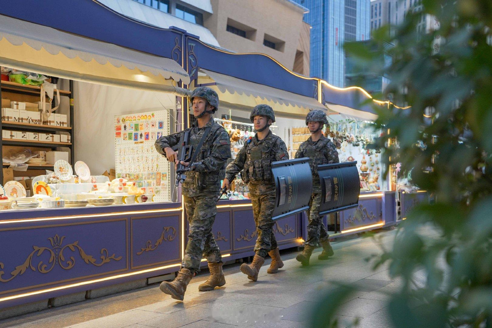 【#武警官兵全力做好国庆假期执勤工作#】国庆期间，新疆乌鲁木齐迎来节日客流高峰，人流车流高度集中，安全防控压力持续加大。武警新疆总队某支队官兵坚守执勤一线，官兵们疏导现场客流，排查安全隐患，全力维护辖区秩序平稳，确保群众平安过节。#点赞人民军队# （向青青 赵炎明 董虎 刘涵） ​
