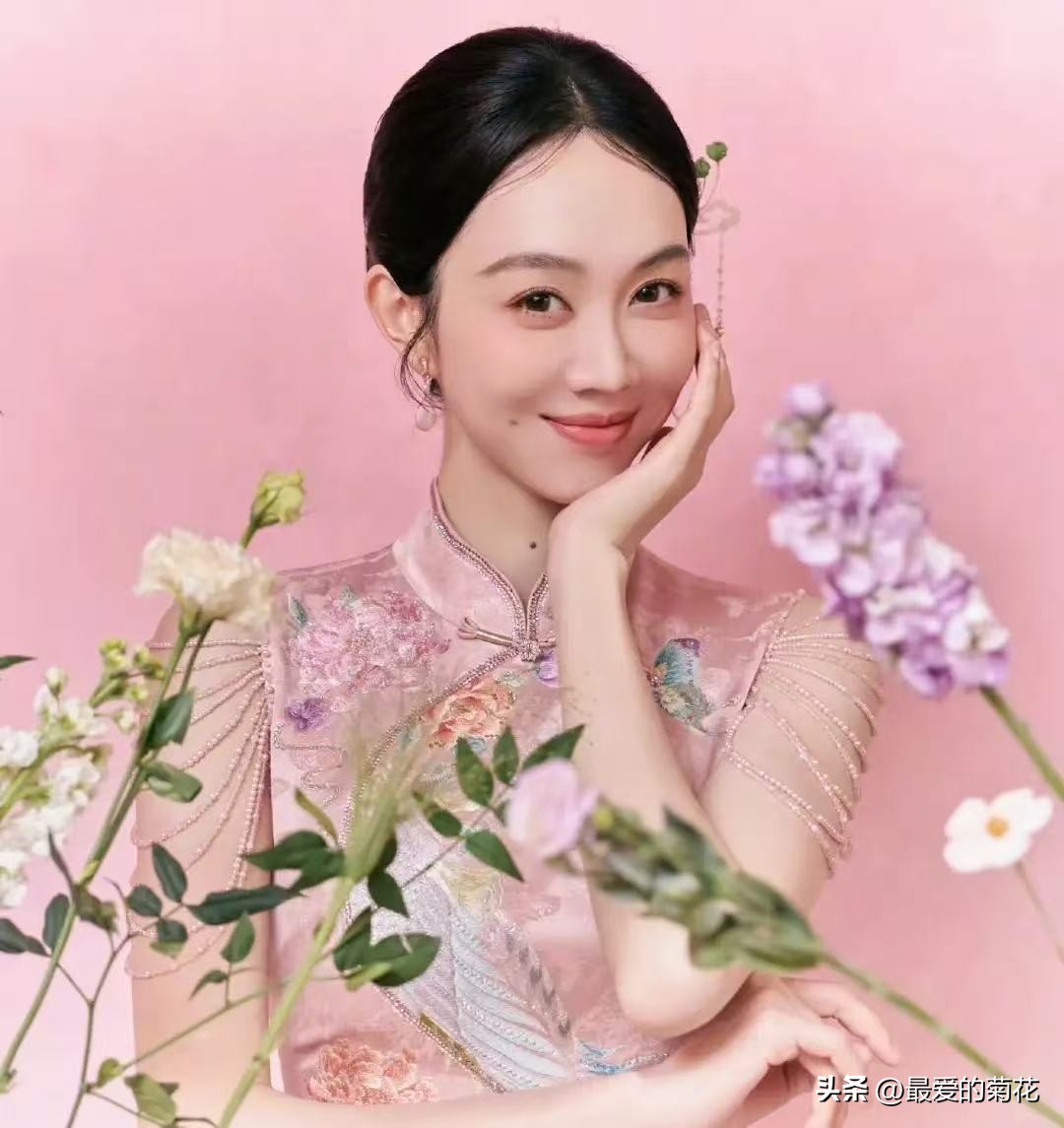为什么姜妍之前一直不温不火？
原因很简单，
不是因为她演技好，拿过奖，
而是因为早期的她并没有特别多机会。

姜妍是北电表演系的，当时还没毕业就和冯巩演了几场小品，开启演艺生涯。

她有很长一段时间演的都是情景喜剧，后来才往正剧、都市剧靠，但基本是女二或重要配角。

直到她出演《南来北往》拿到白玉兰