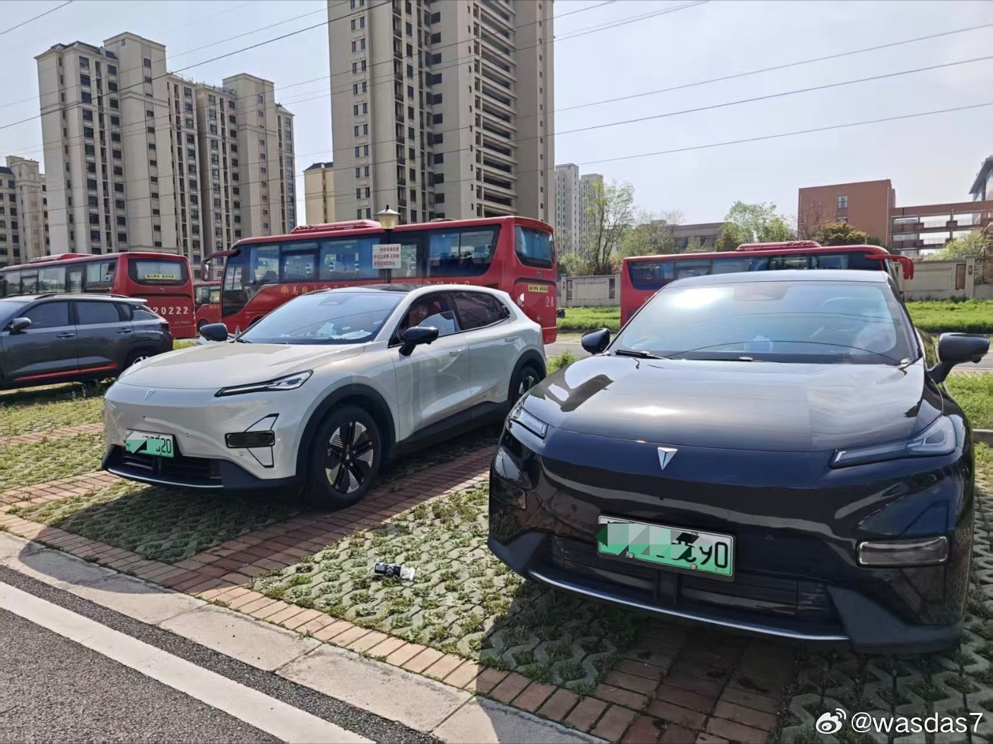 中秋旅途，奔赴圆满
 月圆中秋，驾驶深蓝S05奔赴山河烟火，赴一场家人团聚之约。本次出行往返里程二百余公里，高速与乡道交替，全程电耗表现稳定，沿途补能便捷，打消了长途出行的里程焦虑。
 高速路段开启智能辅助驾驶，自动跟车、车道保持有效减轻长途驾驶疲惫，让旅途更加轻松安心。座舱静谧舒适， ​