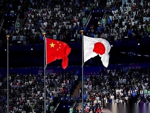 日本在名古屋搭建了大约200栋集装箱房充当亚运会运动员宿舍。
而这项赛事的整体预算其实从2016年申办时的850亿日元，一路接连翻倍飙到了将近2400亿。
9月16日降落在机场的中国代表团241名人员后续的接驳车辆调度还卡在故障的信息核验系统里。
你想想这账是怎么算的。咱们普通人要是手里预算翻了快三