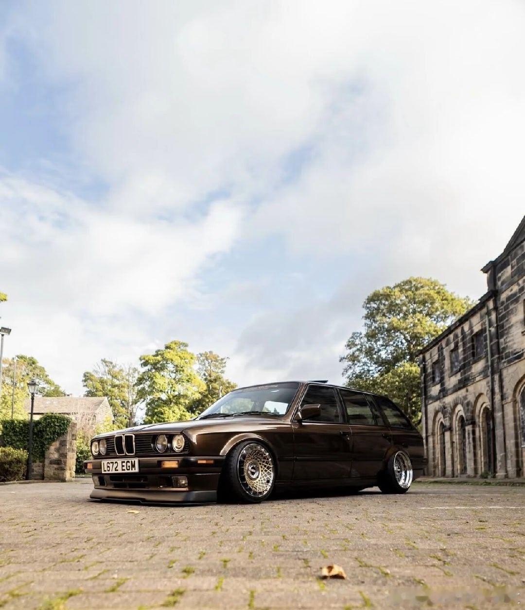 《经典名车改装 展示》赏析：BMW宝马E30 Touring 旅行轿车！诞生于80年代的 初代BMW3系列 旅行车型！这低趴改装造型真是 精美绝伦。  ​