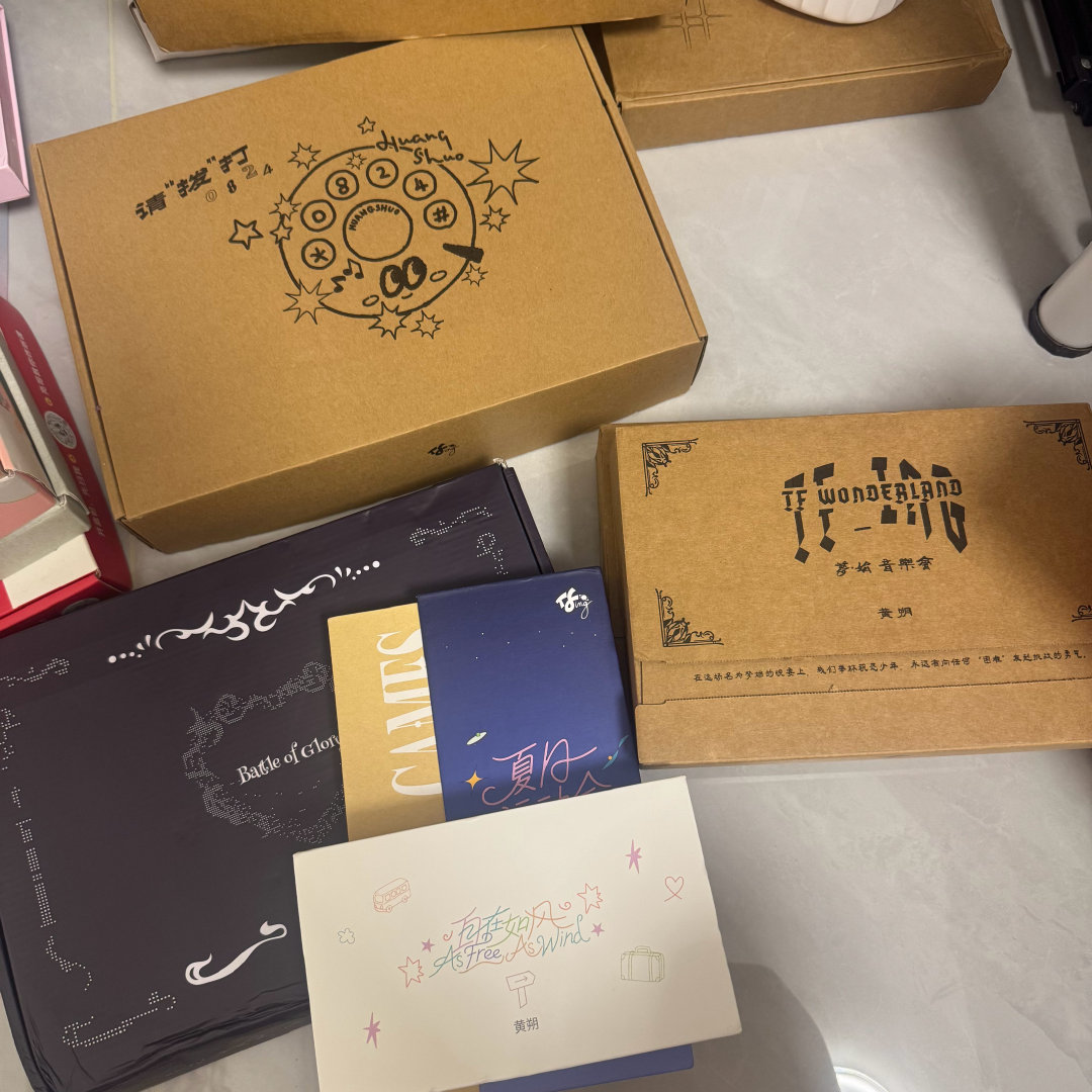 #黄朔周边中转站[超话]#  退坑出小卡 无卡全套
图中均为包价 多收减u 可🔪 
无卡全套：请拨打0824 梦始音乐会 荣耀之战 25年运动会 自在 ​