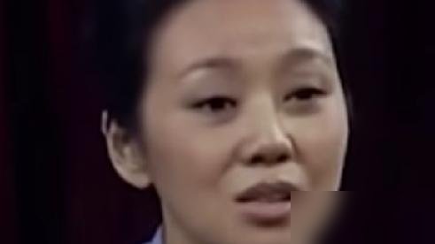 牛莉当年红得发紫，天天拽着跑龙套的闫妮去试戏，见导演就推：这姐妹儿行，给个机会。
那会儿闫妮在空政演了十一年配角，台词都没几句。牛莉已经上春晚了，却总把她往剧组里塞，塞不进去就陪着等，等完再请吃碗面。
后来《武林外传》爆了，佟湘玉一夜封神。有人问牛莉眼红不，她乐：早说了她行。
如今闫妮凭《小巷