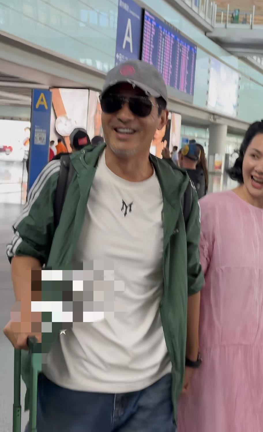 郭晓东回京程莉莎接机，结婚19年还牵手对视，可他那白胡子真让人恍惚了一下。9月9日机场这一幕挺有意思，52岁的郭晓东墨镜一戴还是那个魁梧硬汉，偏偏胡子白得扎眼，两鬓也斑白了，站那儿愣是像六十出头。旁边49岁的程莉莎穿了件粉色长裙，眼袋是重了些，可笑得那叫一个开心，两人一见面就十指相扣四目相对，那股腻