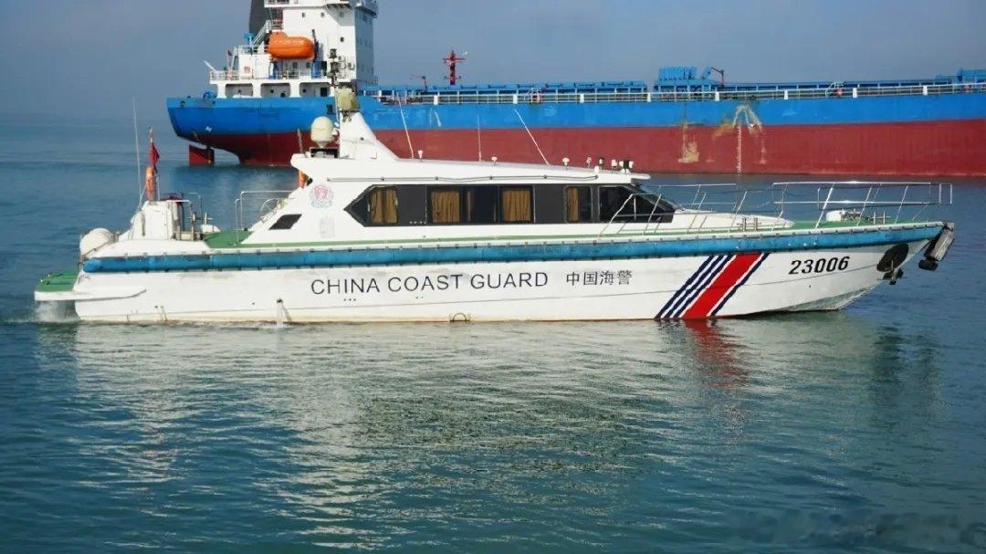 #中国海警[超话]# 澄迈工作站23006艇，原为国家海洋局南海分局海监十支队（驻地三沙）所属“中国海监02”艇，系系海斯比出品的HP1900型摩托艇（海监CMS-1900型海岛保护艇）。2011年12月交付，组建海警机构后更改舷号为“中国海警3002”，转隶武警部队后再次更改舷号为“23006”。 ​
