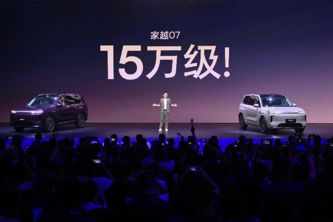 【成都车展热门新车：顶格大五座家越07，把25万的配置打到15万！】8月21日，由上汽荣威与字节火山引擎深度共创的全球首款AI原生汽车——家越 07，将登陆成都国际车展，迎来首次公众亮相，实车将正式对外开放近距离体验。

作为荣威年度重磅新作、家越序列开山力作，家越07定位“15万级顶格大五座”，以 ​