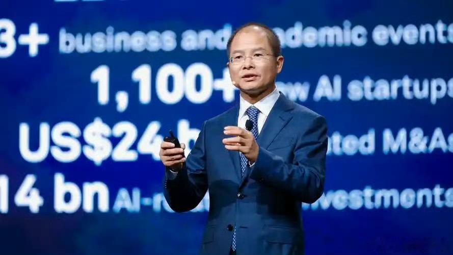 早前华为全连接大会上，华为轮值董事长徐直军接受媒体采访时，表示根据我们收集的数据，昇腾在中国的市场份额已经超越了英伟达。

- 关于海外市场：

由于我们甚至没有足够的产能满足中国国内的需求，我们没有计划全面拓展国际市场。但确实有几个国家有非常强劲的需求。我们正在进行一些测试，并向这些 ​