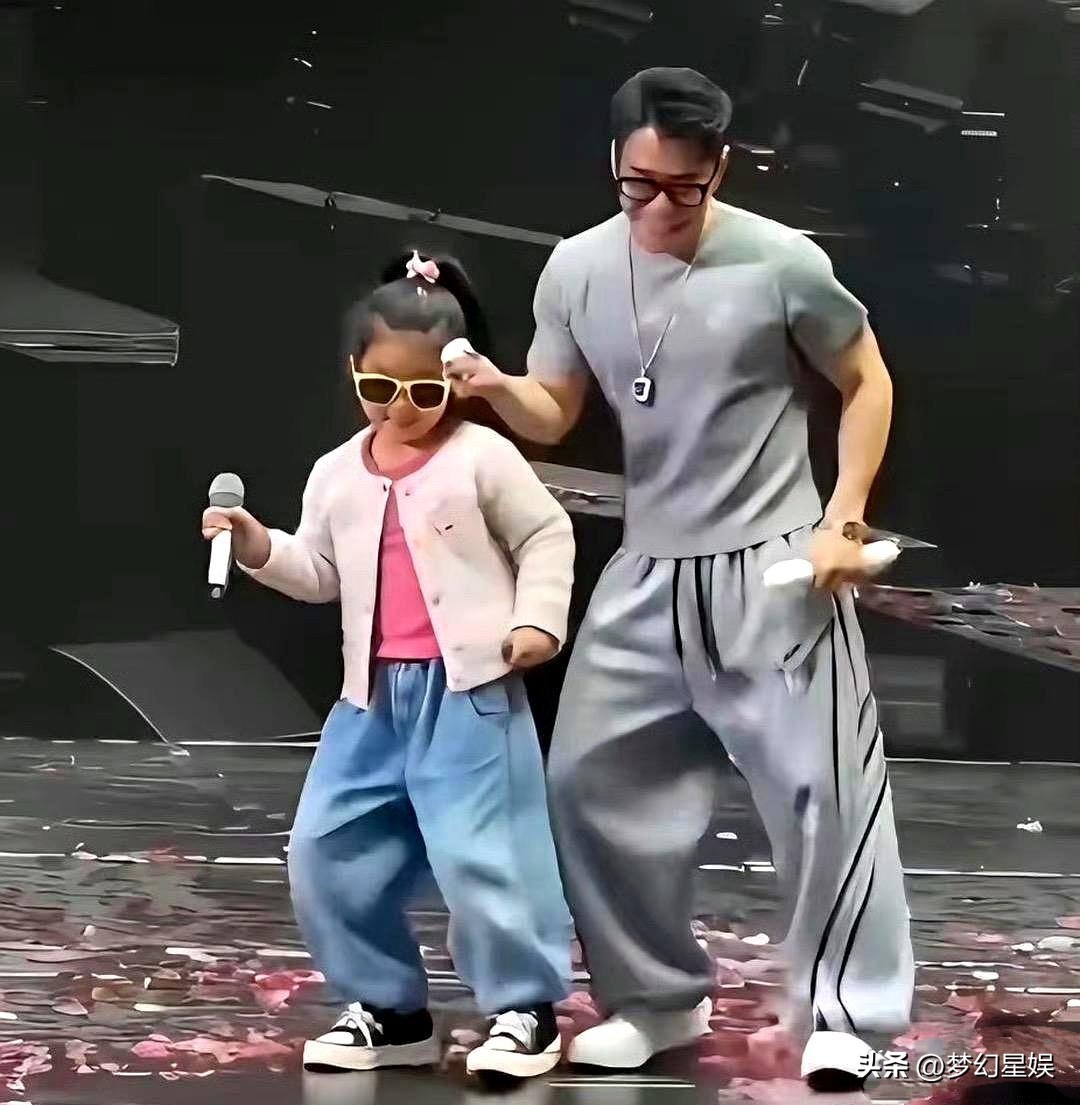 郭富城演唱会现场，带着女儿郭咏希同台热舞。小姑娘戴着墨镜，跟着爸爸同步抬腿律动，拿着小话筒气场十足，丝毫不怯场，小小年纪舞台表现力太惊艳了！