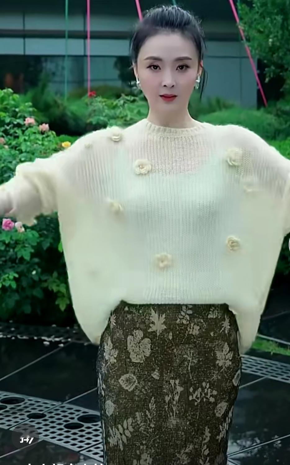 为啥女明星都会反自然逆生长？ 我记得第一次认识她的时候我才九岁，那时候...