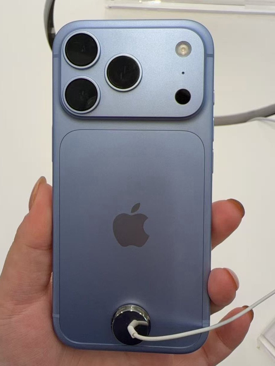 #黄牛吐槽iPhone18Pro没人收#

这和17Pro外观感觉没啥区别，就是颜色不一样了！ ​