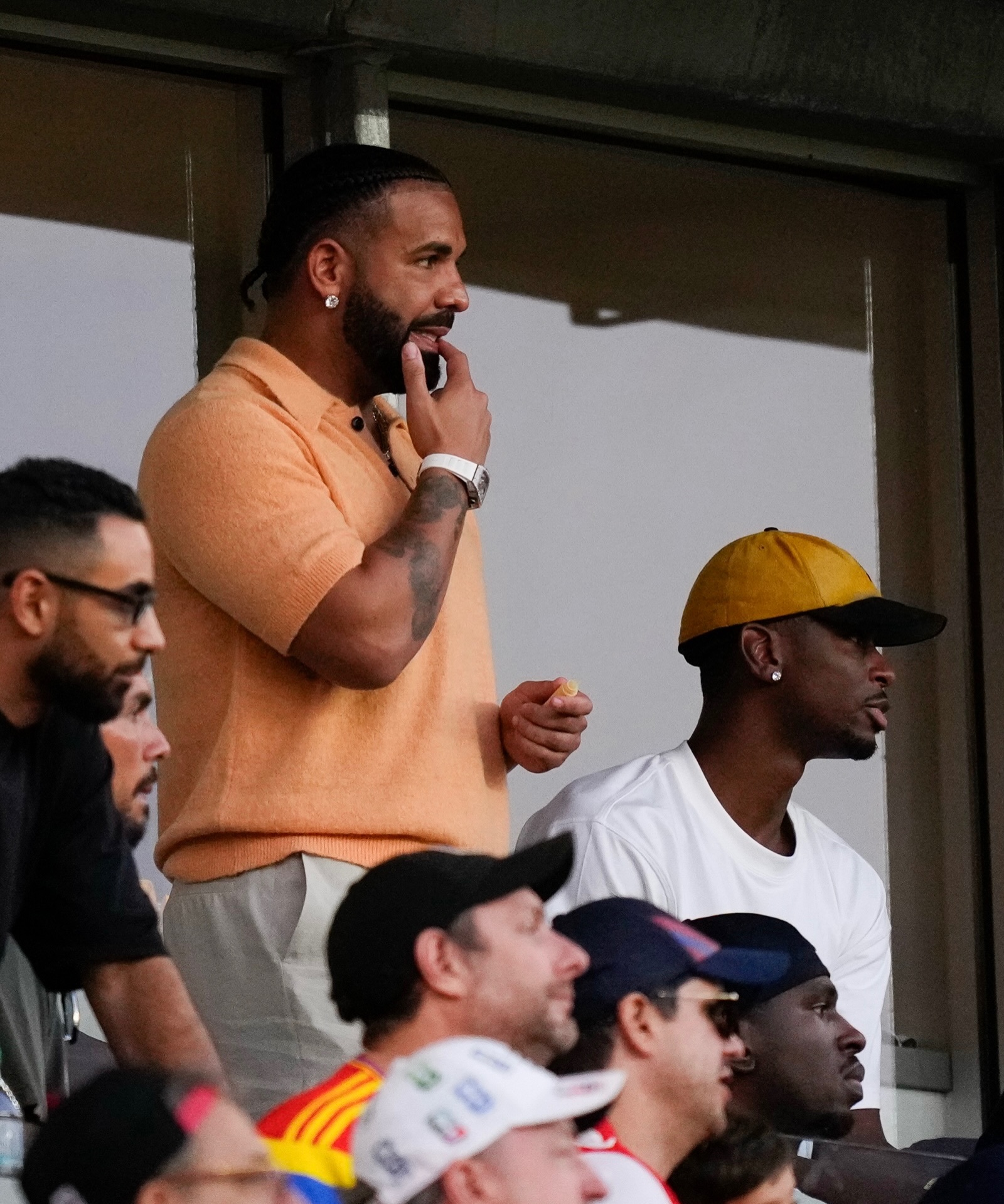 Shai. & Drake. 两人一起观看了葡萄牙对阵克罗地亚的世界杯...