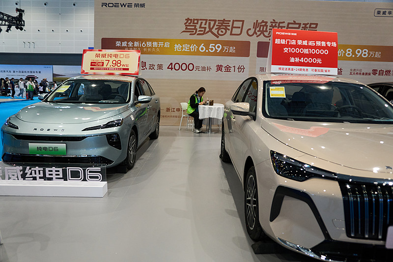 汽油车根本不该一刀切淘汰，也根本不可能彻底消失。
2026年上半年纯汽油车销量占比刚跌破50%，五年里从73%跌掉24个百分点，下滑速度远超预期，但10-20万家用燃油车新款会越来越少，不少普通家用车型都会停产。
但硬派越野、性能车这类玩车、跑烂路长途穿越的油车，加油没续航焦虑，会一直留在情怀小众市