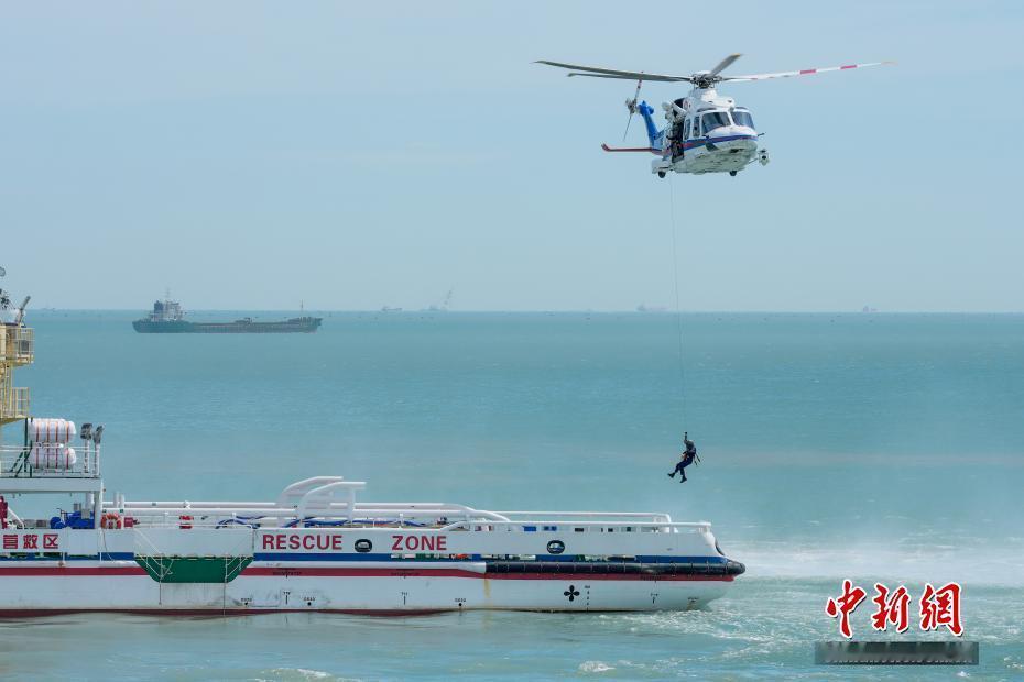 【搜救无人机、大功率海洋救助船等7艘船艇齐上阵！#直击2026南部海区海上搜救综合演练# →】2026年交通运输部救捞系统南部海区海上搜救综合演练28日在琼州海峡举行。这次演练是本年度中国海上救捞力量规模最大、科目最全的海上综合搜救演练，共集结7艘救捞船艇、2架救助直升机、1架搜救无人机及1支应急 ​