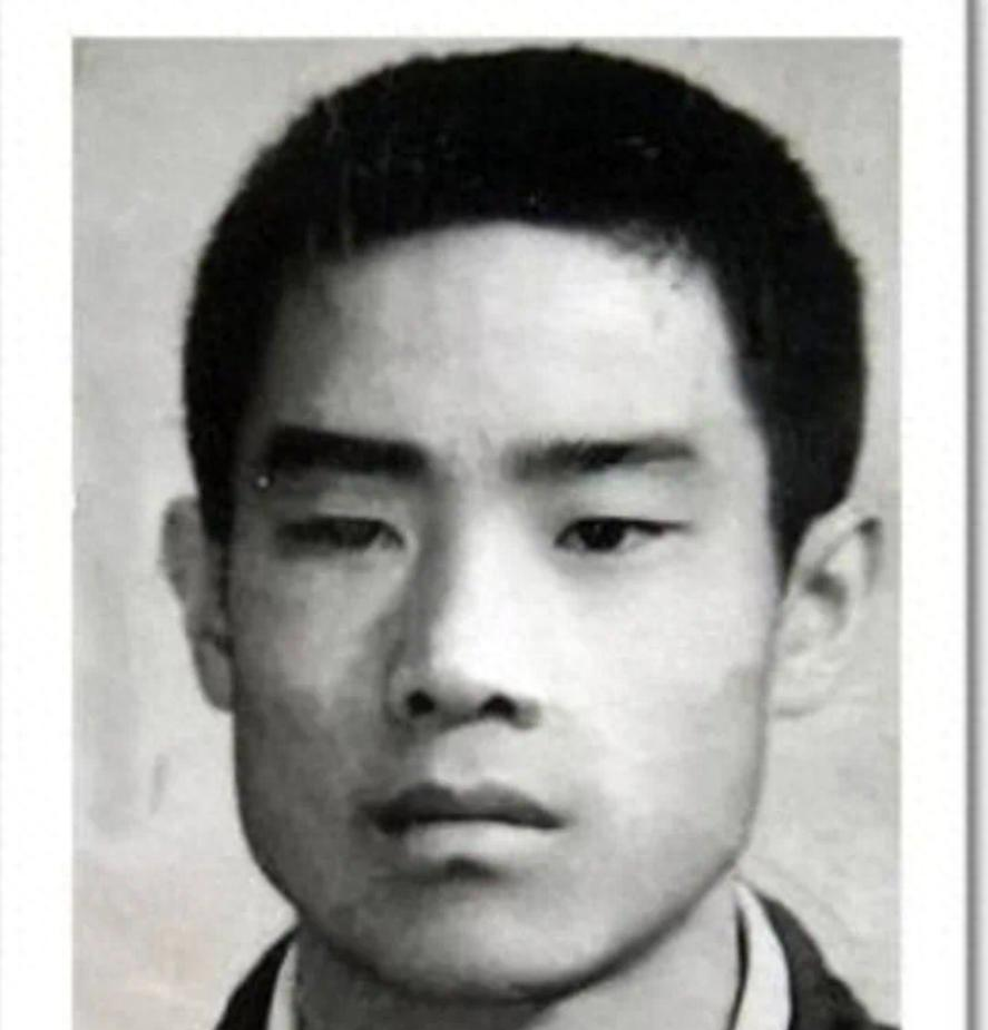 “我爷爷是朱德！你们谁敢动我！”1983 年，25 岁的朱国华被判死刑，他在法庭上不服，搬出了爷爷的名字，然而，这一次，他失望了。
 
 
1983年，天津法庭上，25岁的朱国华没有把心思放在认罪和悔过上，反而搬出自己的爷爷朱德，冲着法庭喊出，我爷爷是朱德，你们谁敢动我。
 
这句话在当时引发了强烈