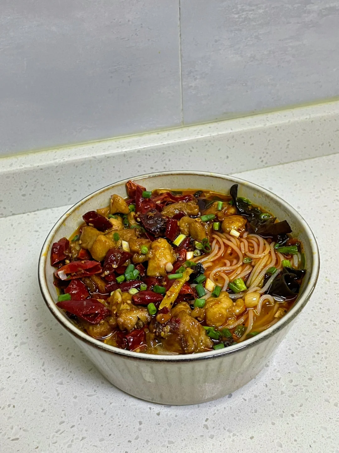 超辣超爽的辣子鸡米线，一碗下去太过瘾🤤