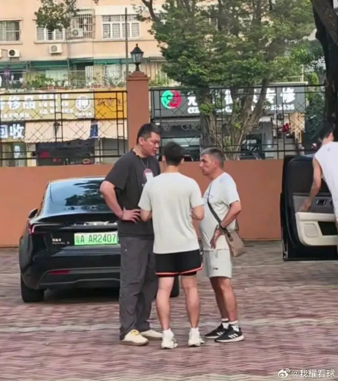 博主我耀看球报道了广东男篮的动态。  博主晒出一张前广东男篮总经理朱...