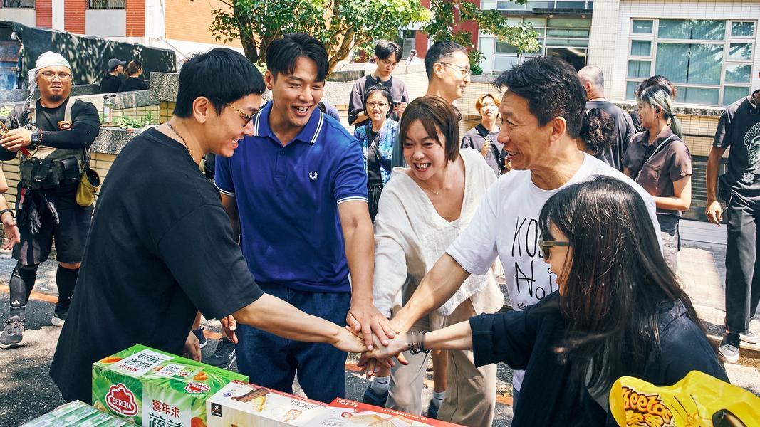 台剧开镜 |《不死鬼大丈夫》

导演：安邦、黄丹琪
主演：郭子乾、李霈瑜、张睿家、施名帅、姚爱寗

改编自台湾第一本性咨商的心理临床小说《心理师，救救我的色鬼老爸！》，大胆直面熟龄xing欲与两性亲密关系。将于2027年在公视台语台播出。

风流成性的58岁赖桑（郭子乾 饰），不仅患有xing成瘾，更意 ​