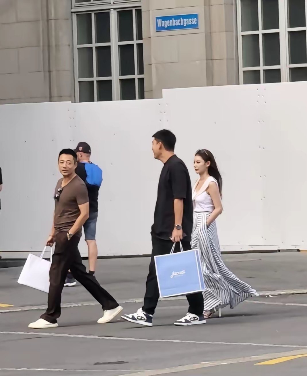 瑞士偶遇，马筱梅两手插兜，走路体态好好 ​
