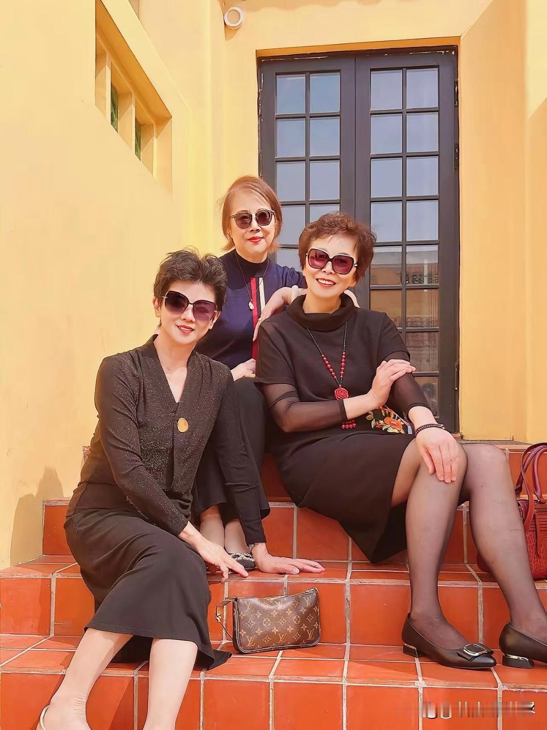 阳光下的姐妹情真是太美好啦，时尚穿搭更是能让这份情谊闪闪发光！就像街头...