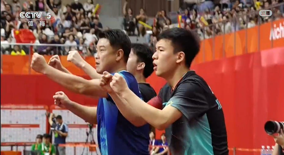 林诗栋3-1拿下户上隼辅的时候，大家看到王皓的表情了吗？
一种劫后余生的喜悦，

从半决赛开始，
林诗栋就淬炼出了大心脏，
关键时刻不退台，
决胜局不手软，

面对着户上隼辅的搏杀，
林诗栋并没有被打懵，
依旧是稳扎稳打，

林诗栋拿下第三盘后，
大比分2-1领先日本男团，

下一轮王楚钦对战张本智