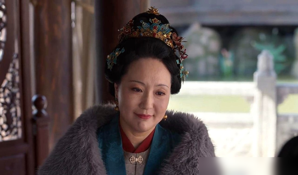 大太太笑着赏你东西，比大娘子拍桌子骂你还可怕。
《兰香如故》里沈嘉兰刚从三等丫鬟熬出头，大太太当众赐下一对玉镯。底下人看着是恩典，转头管家就记了一笔：此女得主母青眼，月钱照着二等发。没几天，阖府下人都知道她攀了高枝，原先护着她的婆子开始躲，同屋丫鬟夜里往她鞋里塞碎瓷。赏的不是镯子，是给她身上画了个