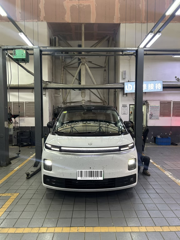 终于把新提的零跑D99开到新疆了，4天，3800公里，全程高速，一路充电，现在给大家分享一个完整的体验：
	
首先从充电来说：我们全程都是纯电跑，所以测试了这车在很多不同桩的充电速度，其中比亚迪的闪充最快，有一次跑到了280kw，就离谱，然后其次是理想5C，跑240kw很稳，其他的就是国网啊、星星啊啥的，基本只支持120kw，这车能跑满，所以在充电速度这一块，对于一个增程车来讲，已经很够用了～
	
然后第二个是续航，80度的电池，纯电续航wltc好像是380，我们全程高速，顶着超速10%以内跑，温度20-30度，跑到增程器启动能跑320km，但如果说有风大、爬坡，或者说高速路况很好能一直保持住130的速度，那差不多能跑个290不到这样子，增程器就会启动，对于这个造型体重，我觉得也很可以了～
	
第三个就是大家最关注的智驾，说实话，它的这个智驾我给的评价就是能用，但是太傻了，甚至很多时候有点神经，就我怎么都琢磨不透它的逻辑，比如说有的路段（高速）启用不了，有的路段变道打红框变不了，有...
