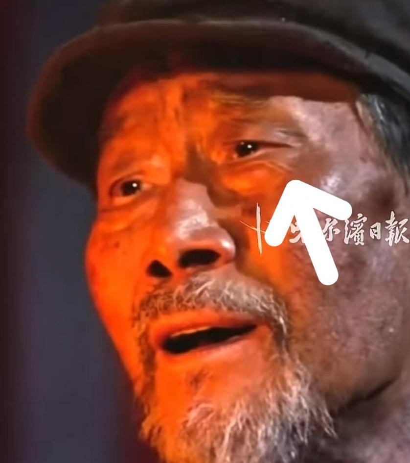 在如今这个抠图、替身满天飞的影视圈里，70岁的李雪健硬是把所有投机取巧的人脸都打肿了。
二十多年前查出大病，换成别人早退居二线安享晚年，即便偶尔客串露个脸，观众也绝对包容。
可他偏不。
嗓音虽然不如从前清亮，但只要镜头一对准，哪怕整整一两分钟没有一句台词，光凭一双眼睛和微颤的身子，就能瞬间把全