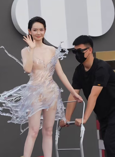 戚薇身上穿的裙子居然高达16公斤？
最近不少明星亮相芭莎红毯，搞笑的是，戚薇居然坐着小推车上台，工作人员推着她，戚薇挥手和大家打招呼，画面十分搞笑。不少网友直呼，瞬间让人想起之前蔡明的出场，以前戚薇是机器人复刻。戚薇在台上透露，裙子真的很重，而且穿着高跟鞋走路很不方便，女明星为了红毯真的拼了。值得一