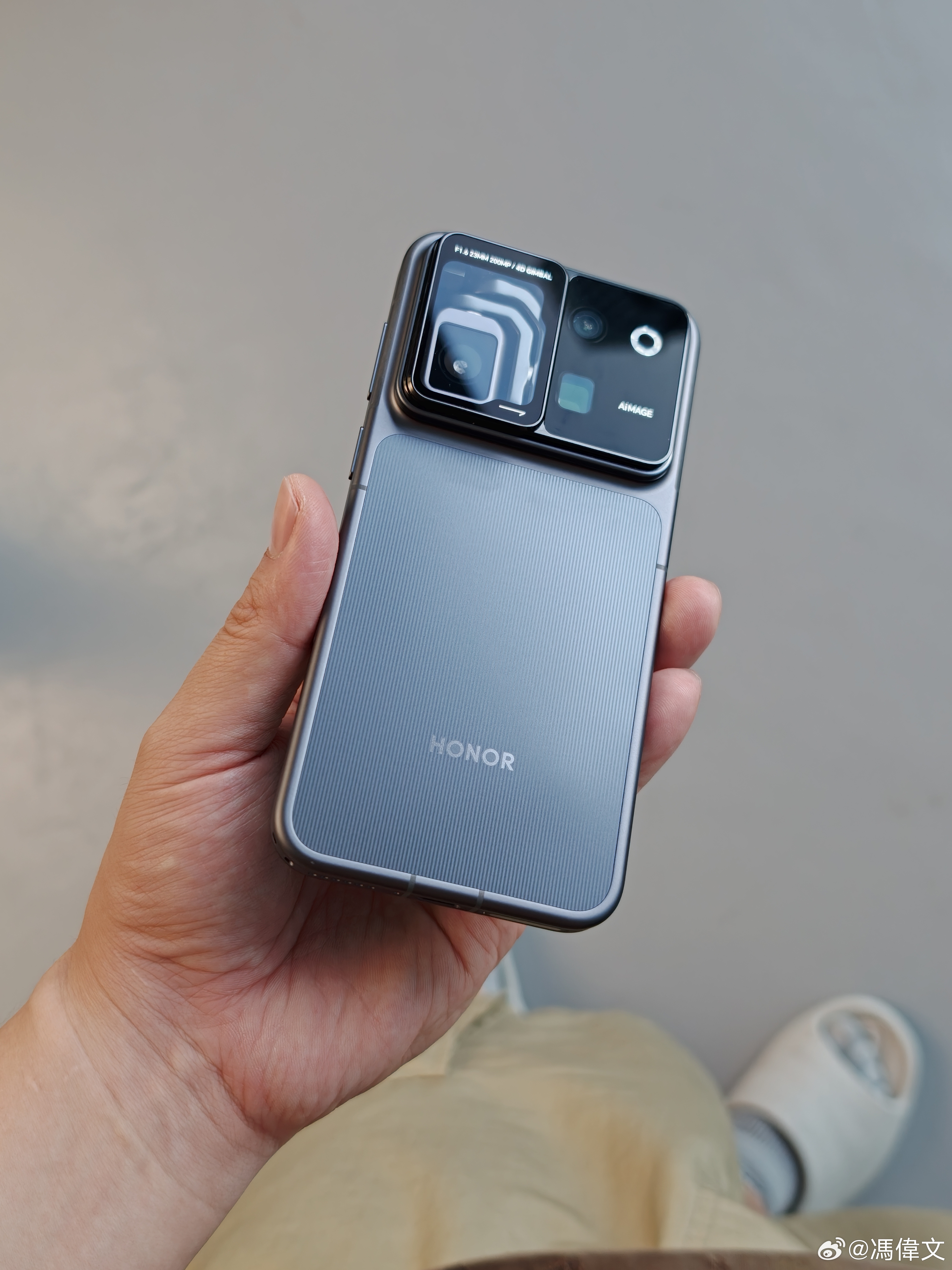 [皱眉]整了台荣耀 Robot Phone，同事磨叽了半个多月，旅行放假都回来了，还没交稿。

我问咋回事，他说感觉不好用，虽然没用过手持云台相机，不过感觉怎么着都比这玩意好用。一方面是默认焦段等效 23mm，拍的时候不够广拍不全，放大拍的话又不够清晰，两头不靠了。

他说最难受的，是那个虚拟摇杆。调 ​