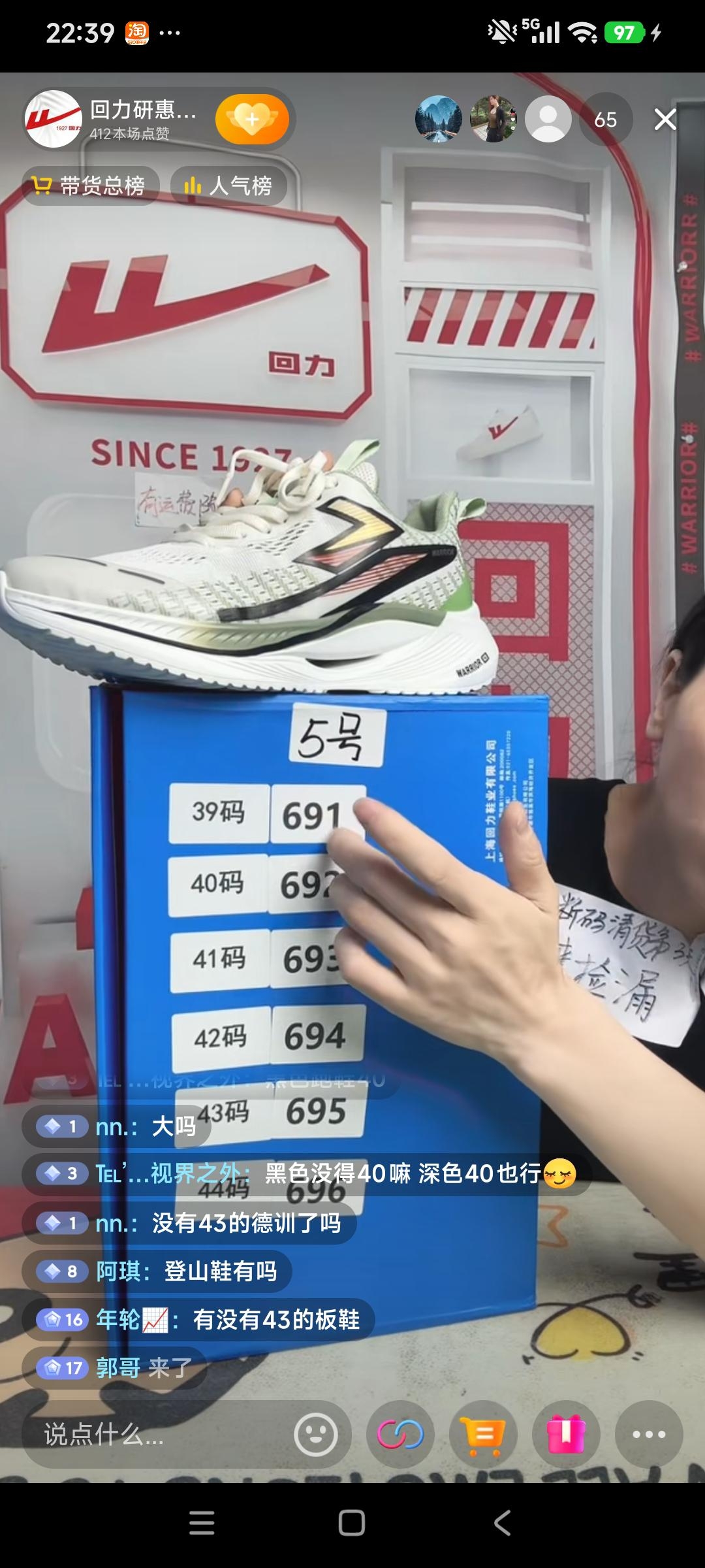 李克勤和李健谁唱歌好听些? 别拿“谁更好听”这种问题为难李克勤和李健，他俩根本就不是同一个赛道的音色挂。
李克勤是出了名的“零瑕疵CD勤”，现场连换气点都卡得跟录音室版分毫不差，《红日》《月半小夜曲》连开几十场演唱会，高音稳得像钉在半空，咬字里自带港乐黄金时代的醇厚劲儿，听他的歌就像泡了一杯温得
