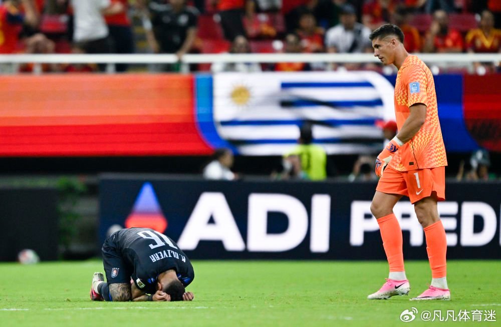 西班牙1-0乌拉圭头名出线！送两届冠军回家  世界杯H组末轮生死战，西...