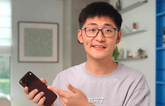 【iPhone18Pro被爆有缺陷】iPhone 18 Pro已经正式上市，不过被爆有各种不小的缺陷。
影视飓风在视频中指出了该机影像系统的一个明显缺陷——主摄可变光圈在光圈全开时会出现非常严重的炫光问题，Tim直言“拉完了”。
影视飓风实测发现，暗光环境下只要有一点点光线从侧面射入，都会出现大块的