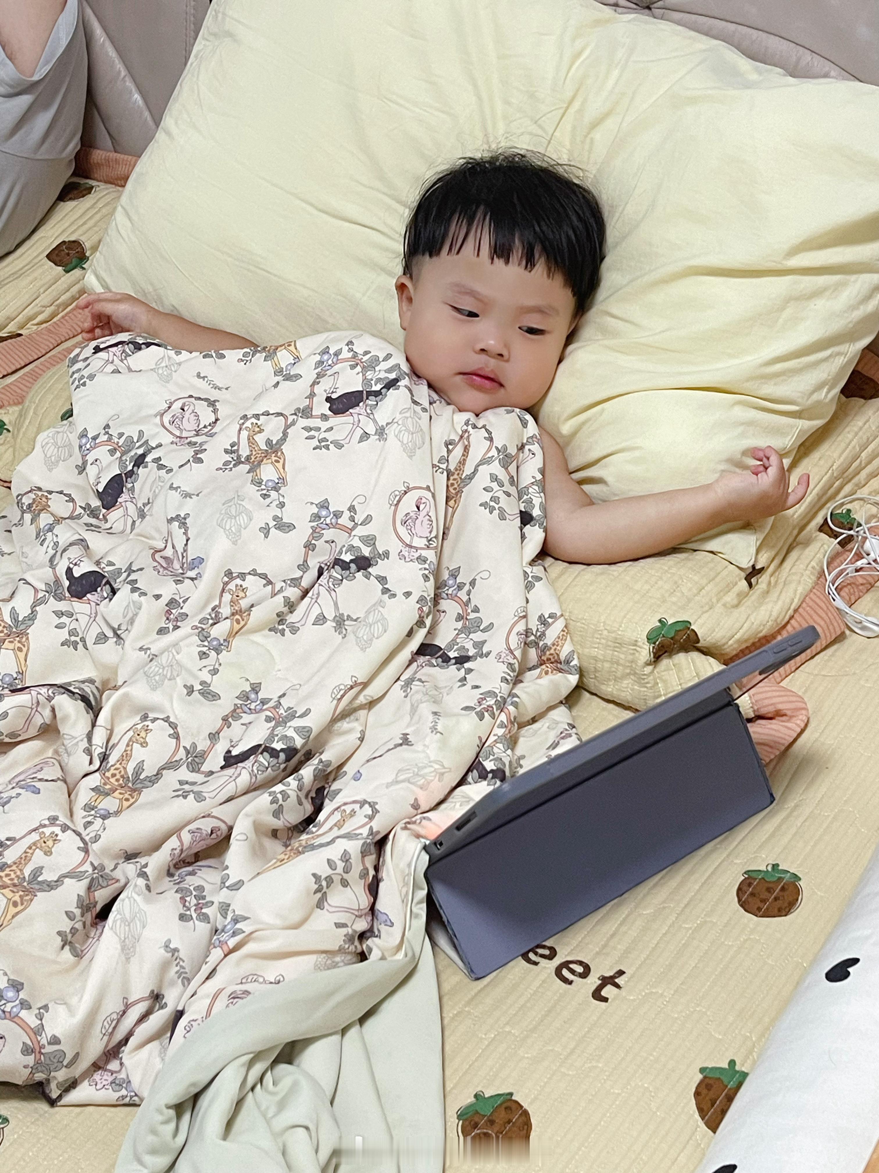他可太自在了！ 全家人都对他羡慕嫉妒[挖鼻] ​​​