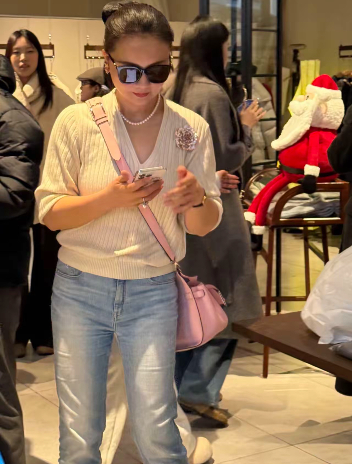 38岁的孙茜最近现身杭州一家大型购物商场，她戴着墨镜，背着一个粉色包包...