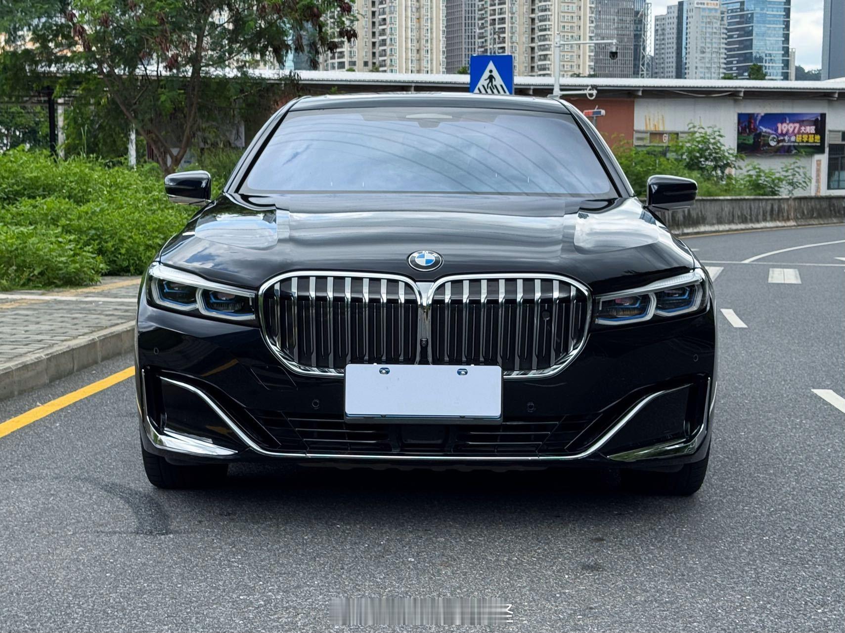 · 宝马·2019款M760Li  xDrive V12 豪华套装
·  2019年上牌  仅行驶4.3万公里 
· 车况原版原漆
 劳斯莱斯同款发动机、6.6T V12、魔毯悬挂、后轮转向、夜视系统、四座通风加热、宝华韦健音响、等等#深圳身边事##宝马# ​