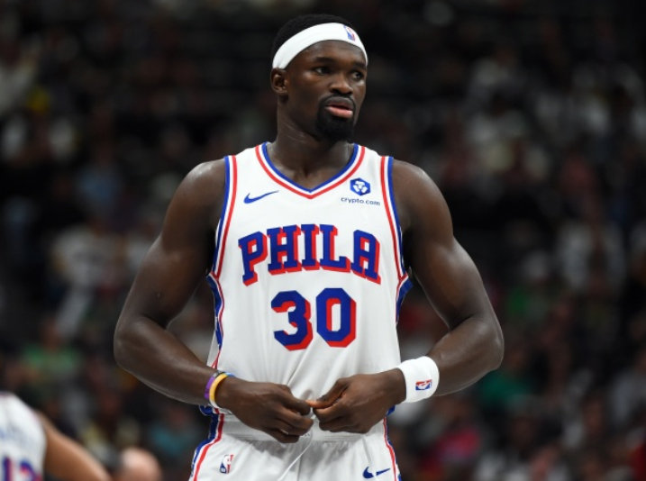 NBA常规赛，76人93-106不敌活塞。

此役76人中锋博纳表现积极，替补25分钟5投3中，拿到6分13篮板1助攻1抢断3盖帽，正负值-8。

博纳13个篮板里5个是前场篮板。 ​