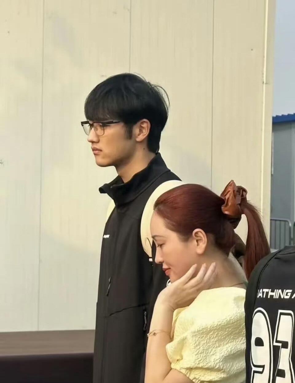 43岁的金莎，带着小19岁的老公逛环球影城，路人原相机随手一拍，照片一发出来，评论区直接炸锅了。
照片里男方穿得那叫一个朴素，往人堆里一站就是普通大哥一枚，网友的灵魂拷问齐刷刷来了：金莎到底图他啥？
说起来，这段感情从一开始就没被看好过。当年冰岛那场浪漫求婚，多少人羡慕得不行；后来俩人官宣领证，合照