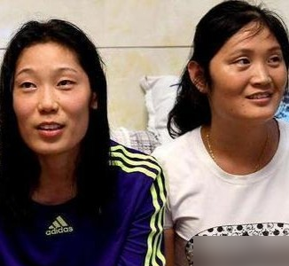 朱婷她大姐，当年打工供她上体校，现在住着她买的房。


很多人熟悉赛场上的朱婷——如今32岁的她在意甲联赛依旧状态神勇，跃起扣杀时带着千钧之力，赢球时攥紧双拳仰天怒吼，是世界排坛公认的“MVP收割机”。

却少有人知道，这个从河南周口郸城农村走出来的姑娘，通往最高领奖台的那条路，是全家人踩着坑洼的土
