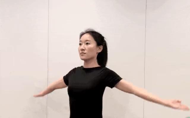 天气越来越冷且越发干燥，人体代谢也逐渐从阳消向阴长过渡，一旦不能保持平衡和稳定，很容易引“肝火”上身。降肝火还少不了调节情绪，其中关键在于制怒。可以多做做扩胸运动，有助疏散气机。1.双脚站立、双臂侧平举，掌心朝上，手臂向后推，保持2~3秒后双臂上下运动10次。2.颈部放­­松，抬头挺胸，目视正前方。双手十指交叉，放于枕部。此时，双手用力压枕部，同时颈部发力，对抗手部力量，维持头部位置不变。持续5-10秒，休息5~10秒。