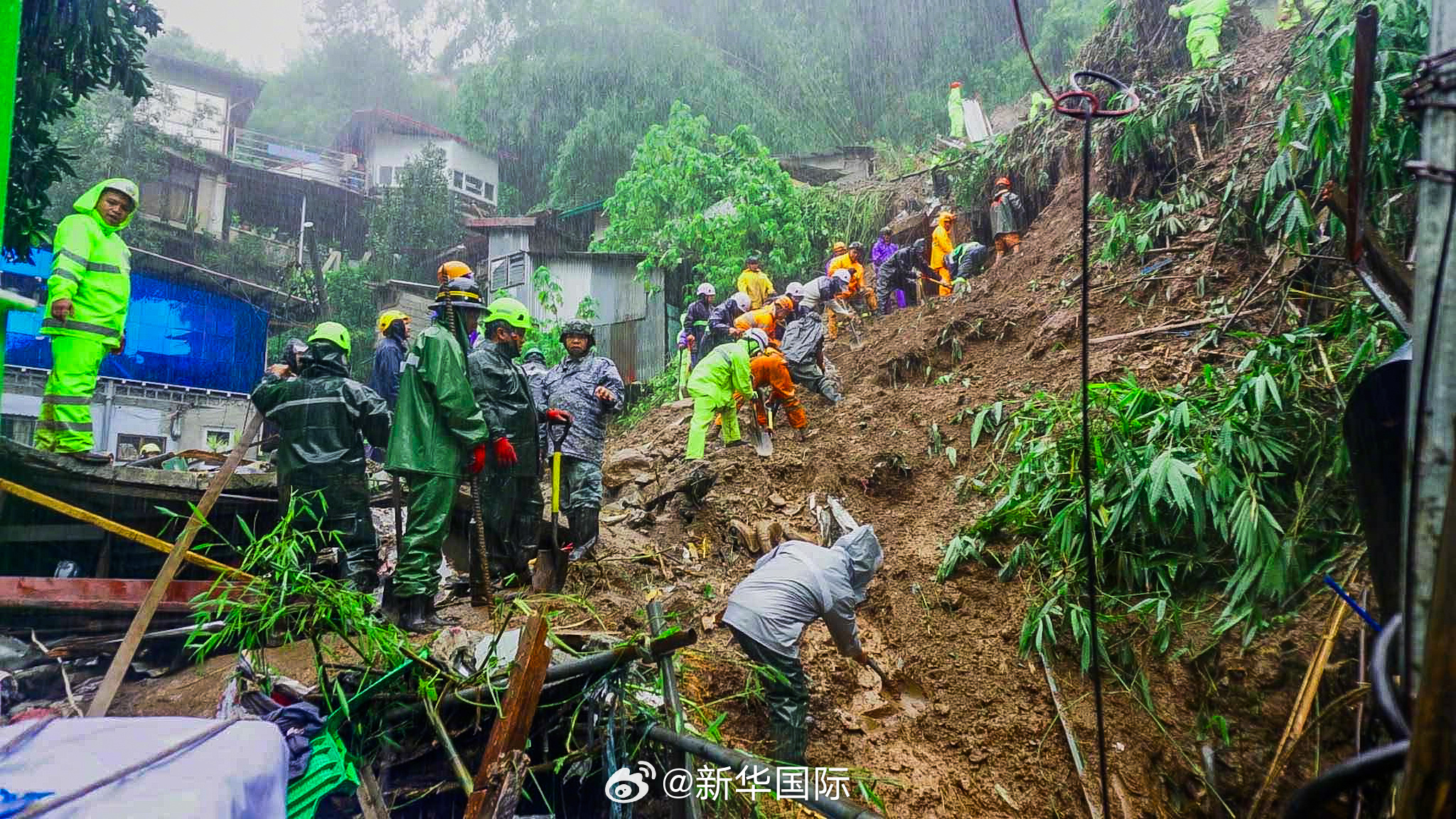 【#菲律宾强降雨已致27人遇难#】菲律宾民防局19日通报说，近期持续强降雨天气已导致菲律宾全国约539万人受灾，已确认的遇难人数上升至27人，另有17人受伤、1人失踪。
通报说，菲全国约154万户受灾，近2000栋房屋受损，受灾范围包括吕宋岛和棉兰老岛等地。目前，菲各级政府已设立461处疏散中心，共安置1 ​