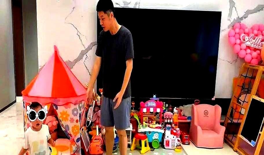 孙骁骁和任重在镜头前露出自家客厅的时候，估计不少等着看“明星豪宅”的人都愣住了。
没有几万块一张的真皮大沙发，也没见那些冷冰冰的轻奢摆件，映入眼帘的全是儿童帐篷、塑料攀爬架，玩具散得到处都是，连走路都得低头绕着走。
当时不少弹幕飘过去两个字：寒酸。
甚至有人纳闷，两口子拍了这么多年戏，日子怎么