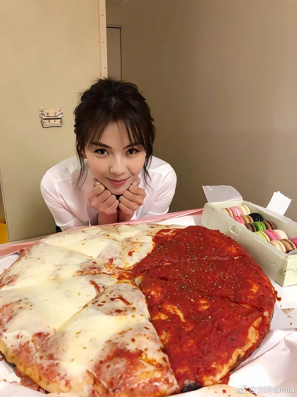 美女和大披萨🍕她超爱